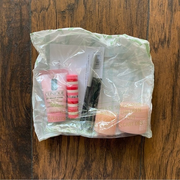 Clinique x Kate Spade Makeup Bag and Travel Size Makeup - Picture 5 of 8